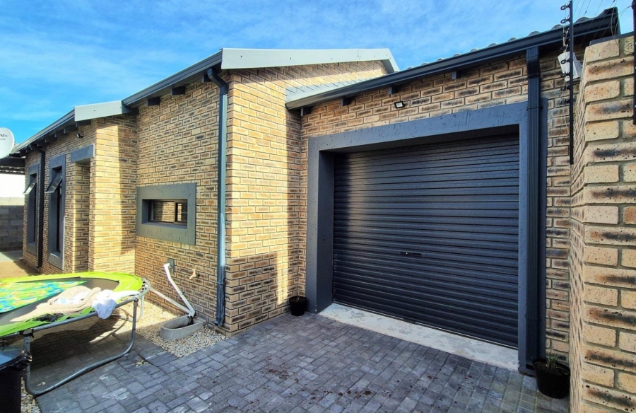 3 Bedroom Property for Sale in Overbaakens Eastern Cape